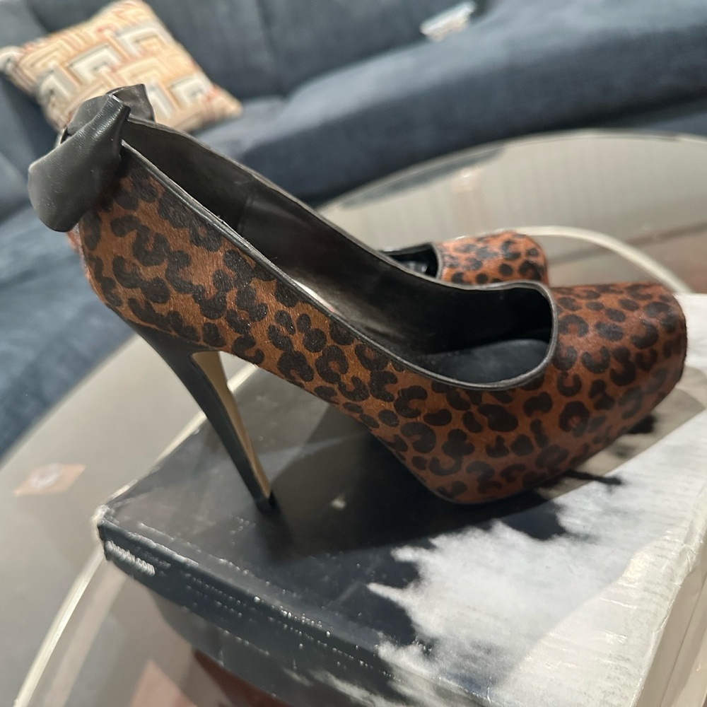 Super cute cheetah shoes with bows on the back